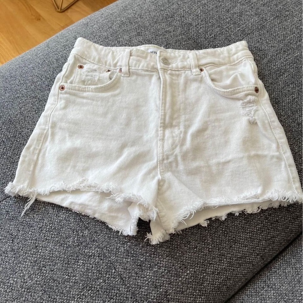 Zara white denim shorts with a raw hem - Picture 2 of 7